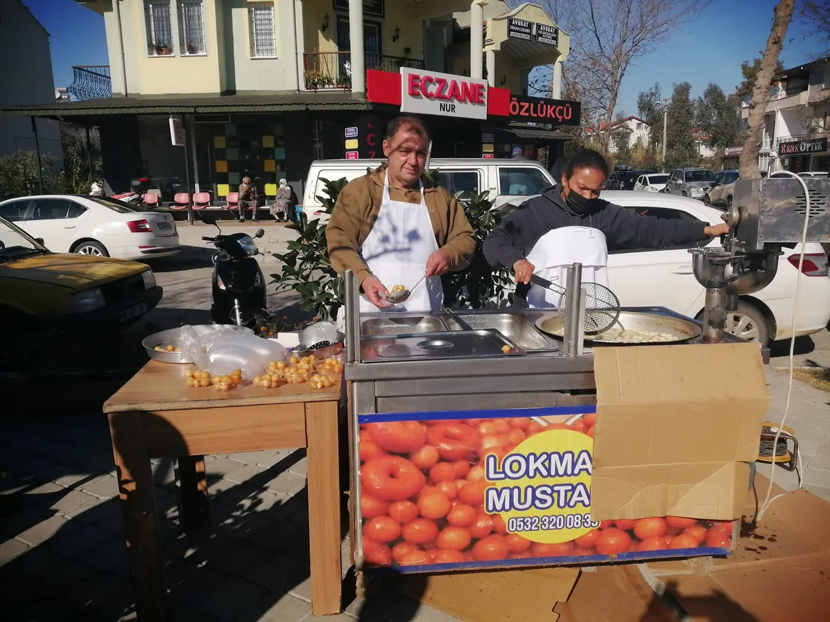 Lokmacı Mustafa'nın etkinlik için kurduğu lokma ikram tezgâhı