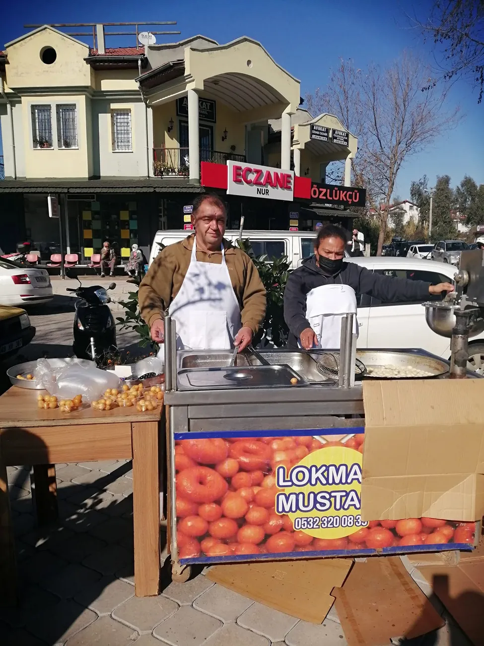 Lokmacı Mustafa'nın sokakta kurulu lokma tezgâhı