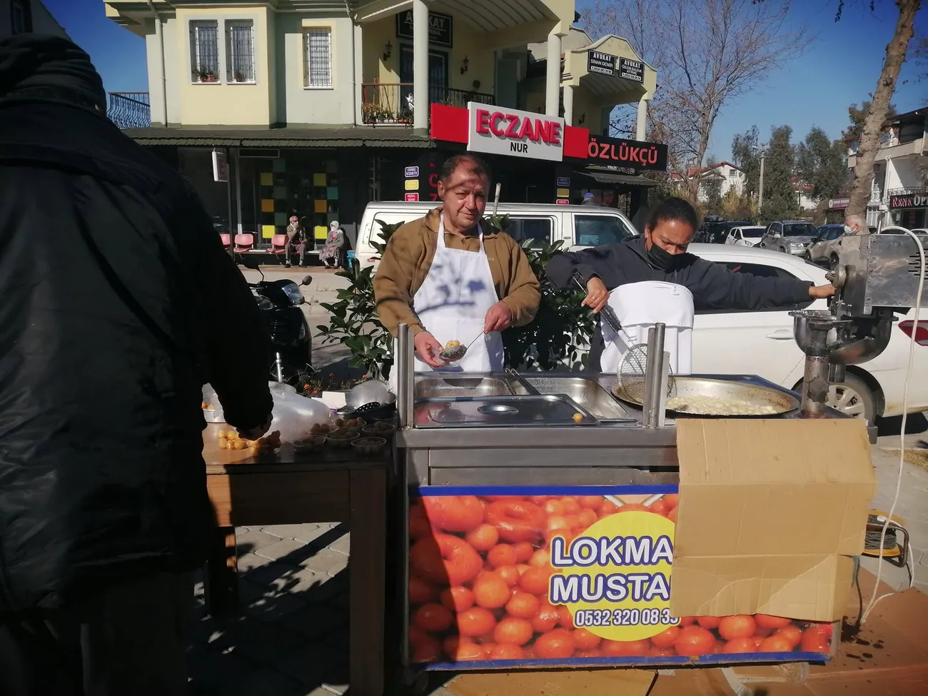 Lokmacı Mustafa tezgâhında taze lokma servisi