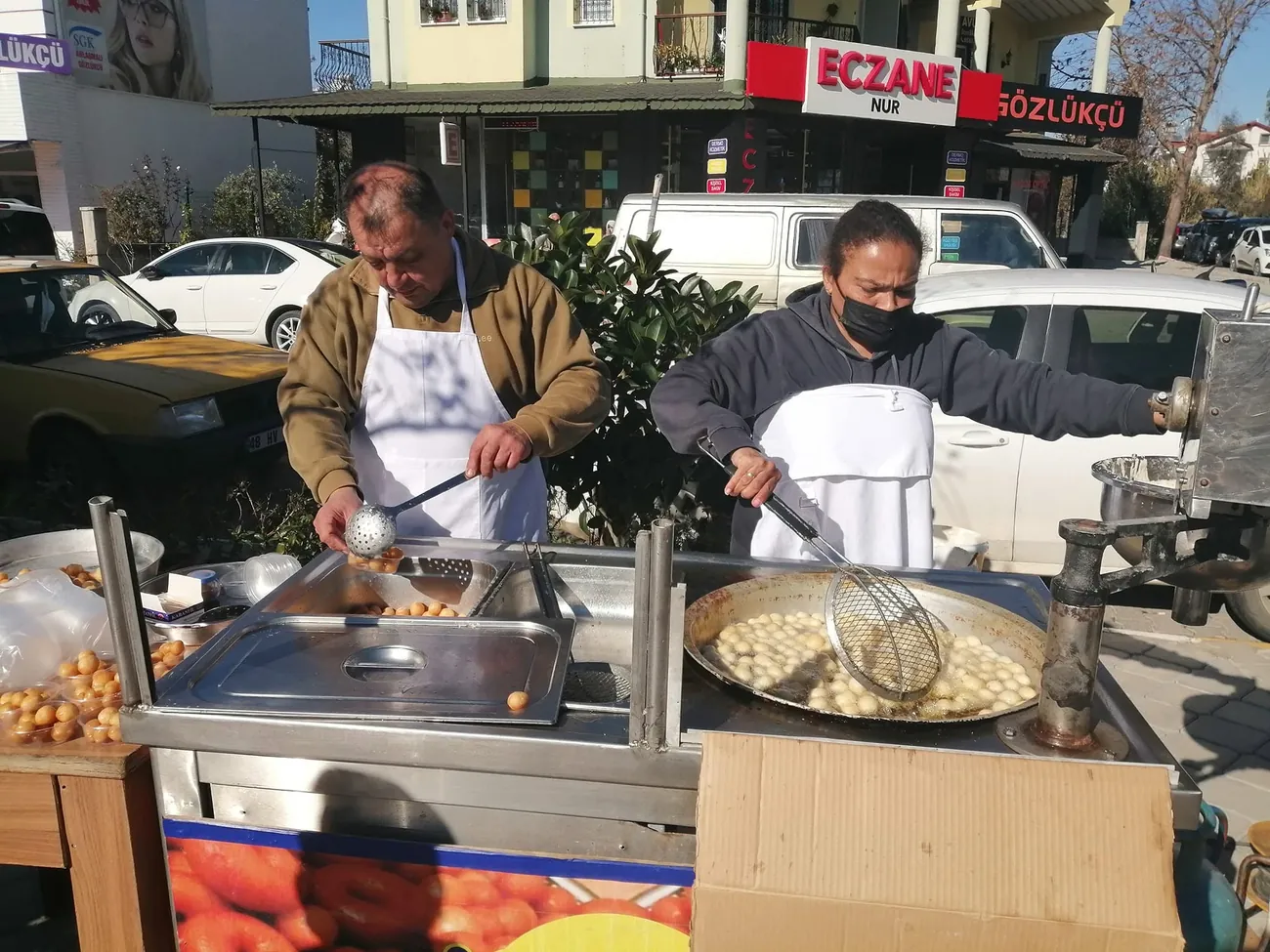 Lokmacı Mustafa lokmayı yerinde hazırlarken