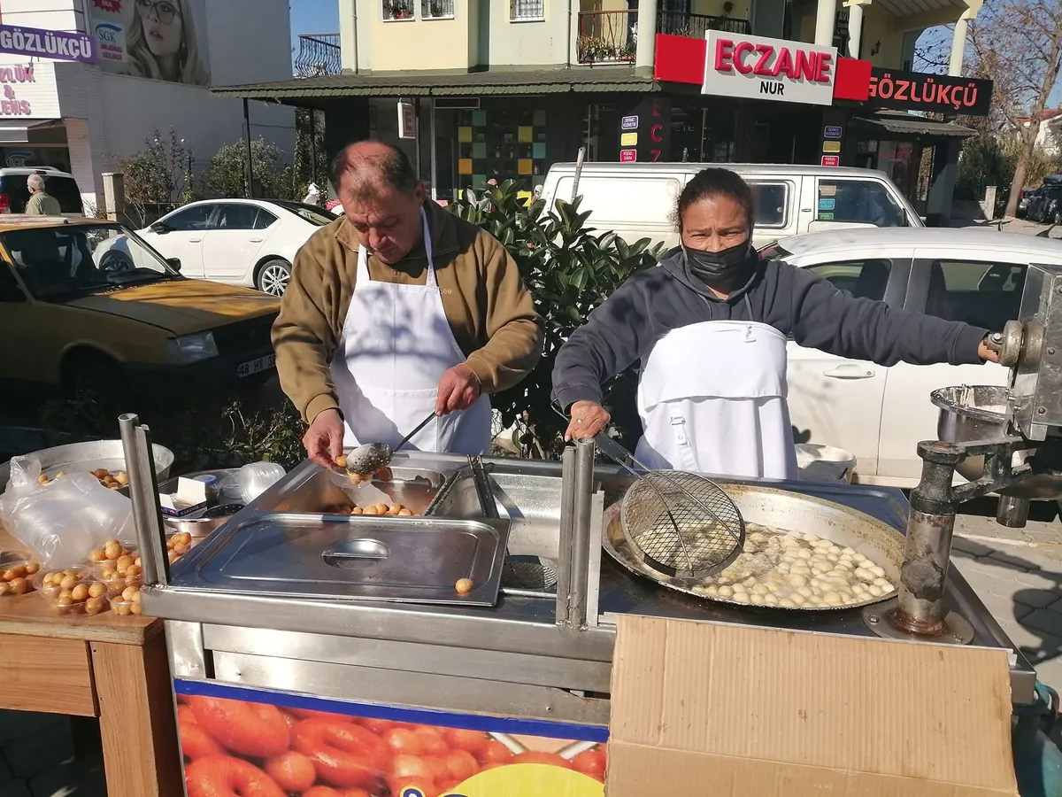 Lokmacı Mustafa ekibi lokmayı tezgâhta yerinde kızartırken